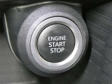 スマートキーを携帯していればキーを取り出さずにドアを施錠&解錠。クルマの始動も可能です。