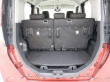 シートを倒すと広く使えます♪荷物が無い時は後ろまでスライドさせると室内が広くなります♪