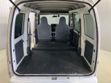 フラットな荷室床面とボディサイドパネルを立てた箱型デザインで、積み込みやすい荷室スペースを確保。