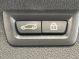 ●電動リアゲート:ワンタッチでリアゲートの開閉ができ、荷物などで両手が塞がっている状態でも簡単に開閉ができる便利機能です。