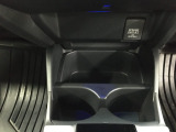 運転席からも助手席からも手の届きやすい位置にドリンクホルダーが付いています。