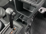 【ドリンクホルダー】ドリンクホルダーも色々な場所にありますので便利です。