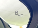 【ブラインドスポットモニター】走行中、ドアミラーの死角になりやすい箇所に後続車が接近するとサイドミラーのレンズに警告を表示!ドライバーに注意喚起をしてくれます。