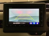 バックでの車庫入れも安心です! リアカメラが付いているバックモニター付のナビを装備しております。操作線もついており距離感も画面から確認できます。