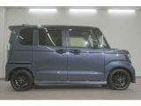 リアには左右スライドドアを採用。狭い駐車場でも開閉しやすく、強風の日でもドアが煽られにくくなっております。小さなお子さまやご年配の方も安心して乗り降りできます。