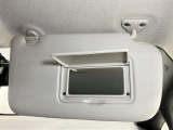 【運転席サンバイザー】鏡が付いているのでメイク直しなどにも便利★