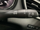 【オートライト】車のセンサーが周囲の明るさを感知し、自動でヘッドライトを点灯・消灯する機能です。この機能は夕暮れ時の交通事故が多い時間帯の安全性を高めてくれます。