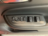 電動格納式リモコンドアミラーと、パワーウィンドウスイッチ等は運転席ドアにあります。