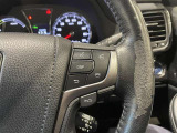 ステアリングスイッチ付きで、運転中に視線を前に向けたまま操作できます。