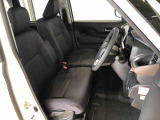 運転席の座面高さを調整できるシートリフターが付いています。フロントシートはベンチシートを採用で、座面も広く使い勝手もいいですよ♪