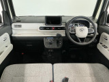 【インパネ】運転のしやすさを最優先に設計された見晴らしの良いフロントビュー。車両間隔が掴みやすく狭い道でも安心♪「安全」と「品質」を最優先に、安心してお乗りいただけるクルマを提供いたします。
