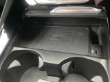 ●置くだけ充電:対応スマートフォンを置くだけでワイヤレスでの充電が可能です!