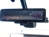 スマート・ルームミラー。ルームミラーに、リヤカメラの車両後方映像を表示。世界初の新技術で、荷物や人で見えづらかった後方視界がクリアに!