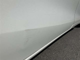 傷等が御座いますので、現車をご覧になって状態を確認をして下さい。修理をご希望の方は有償になりますが、弊社板金工場にて修理可能です!詳細はスタッフにご相談ください!