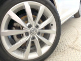 ●純正17インチアルミホイール:輸入車ならではの卓越した走りを支えるホイールと足回りです!日本車の走りに慣れている方にもぜひ体感して頂きたいほど、高いレベルでまとまっています!