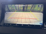 【バックカメラ】駐車時に後方がリアルタイム映像で確認できます。大型商業施設や立体駐車場での駐車時や、夜間のバック時に大活躍!運転スキルに関わらず、今や必須となった装備のひとつです!