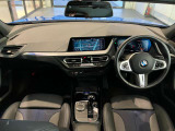 BMWの操作パネルは使いやすさを追求し日常生活で必要なボタン&スイッチを使えるようにした構造となっております。購入時から沢山触って体感してください。