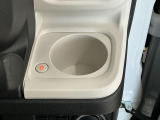 【ホッとカップホルダー】ホットドリンクをちょうどいい温度でキープしてくれる保温機能付きのカップホルダーです。冬の寒い日でも快適なドライブを♪