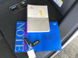 メンテナンスノート【整備記録簿】、取説も揃っています。スマートキーはバッグなどにしまったままボタン操作でエンジンの始動・停止ができて大変便利です。