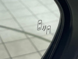 【ブラインドスポットモニター】走行中、ドアミラーの死角になりやすい箇所に後続車が接近するとサイドミラーのレンズに警告を表示!ドライバーに注意喚起をしてくれます。