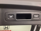 荷物を抱えていてもラクに開け閉め。Hondaスマートキーを持っていれば、開扉だけでなく、閉扉までをハンズフリーで行うことができます