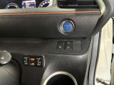 ドリンクはこちらのスペースに置いていただけます。運転の邪魔にならず、手に取りやすい位置で安全に管理できます。また他の備品とも干渉しないため快適にご利用いただけますので安心です。いつでもどうぞ。