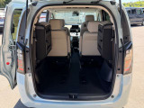 三列目は跳ね上げできるので荷物も多く積めます。