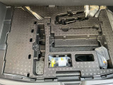ラゲッジルーム下にエアポンプ・パンク修理剤・車載工具などがあります。