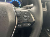 前方の車との車間を設定し、スピードを上げたり緩めたりを自動で行ってくれる追尾式の「レーダークルーズ」。上級装備の一つです!高級車にしかつかない嬉しい機能です。