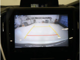 ■リヤビューカメラの映像です。ステアリング連動ガイドラインが、後退時の予想進路を表示し、運転のサポートを致します。