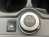 【オールモード4&times;4】2WD/4WDモードを手軽に切り替え可能。燃費重視の2WD、スタック時に役立つLOCK、AUTOモードでは4WDの配分を自動で調整し、路面状況を問わず安定した走りをサポート。