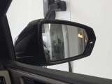 後方死角の車を検知してライトの点灯でお知らせしてくれるサイドアシストを装備。ドライバーの運転をアシストしてくれます。