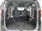 【シートアレンジ】サードシートを跳ね上げると大きなお荷物も積載可能です。