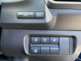 運転席のハンドル右奥側にまとめられたスイッチ群。一目で分かりやすく操作しやすいです。