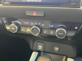 【オートエアコン】一度お好みの温度に設定すれば、車内の温度を検知し風量や温度を自動で調整。暑い&hellip;寒い&hellip;と何度もスイッチ操作をする必要はありません。快適な車内空間には必須の機能ですね♪