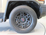 社外のアルミホイールになります。タイヤサイズは265/70R17です。
