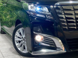 【LEDヘッドライト】悪天候や夜間走行時も良好な視界を確保し安心して運転できる高輝度LEDヘッドライトを装備!点灯速度が早く、消費電力も抑えられています。