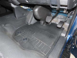 内装工程では、中古車を気持ちよくお乗りいただけるよう清掃しております。