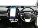 運転席からの視界はこんな感じです☆お気軽にご来店いただき、実際に座って是非お確かめください。ドライバーに寄り添う快適な操作フィールをもたらすステアリングです。