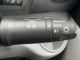 【オートライト】車のセンサーが周囲の明るさを感知し、自動でヘッドライトを点灯・消灯する機能です。この機能は夕暮れ時の交通事故が多い時間帯の安全性を高めてくれます。