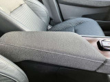 アームレストあると運転中便利です。