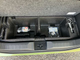 床下収納スペースがあり、パンク修理剤や電動空気入れコンプレッサーもこちらに収納されています。