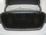トランクスルー機構で長さのある荷物も収納可能です。