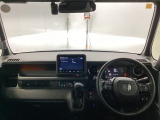フロントガラスが大きく、ワイドな視界で運転もしやすくなるように設定されています。