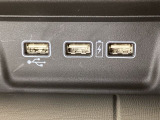 エアコン操作パネルの下に、スマートフォンなどの充電可能なUSB端子が2個、音源などの外部入力の可能なUSB端子が1個ついています。移動中に充電もできるので便利です。