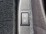 運転席はシートヒーター付きです