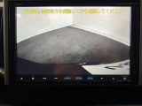 【バックカメラ】ギアをリバースに入れれば自動的にモニターが切り換わるので、車庫入れや後退確認がラクラク OKです!