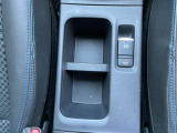 運転席・助手席の間にドリンクホルダーが付いてとっても便利です。