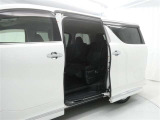【両側パワースライドドア】両側パワースライドドア付きだから、狭い駐車スペースなどでの 乗り降りラクラク!小さなお子さまのいるご家庭には嬉しい装備。