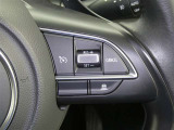 【レーダークルーズコントロール】(全車速追従機能付)付きです。車速に応じて追従支援してくれるので、ロングドライブも快適です。詳細は販売店スタッフまでおたずねください。